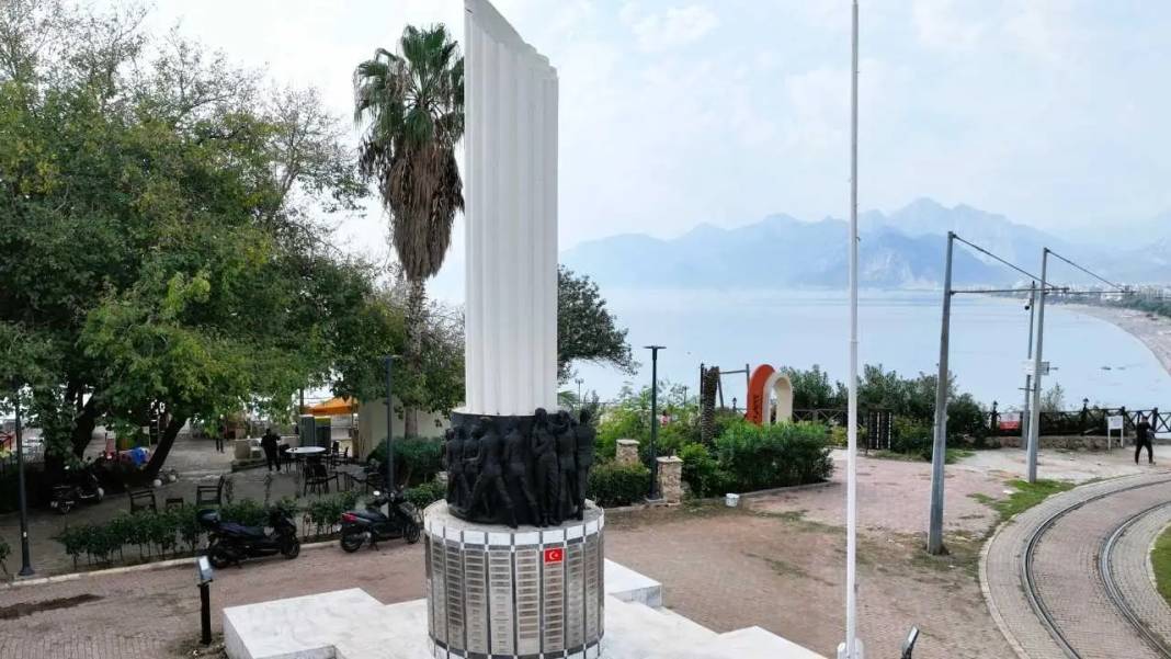 Cumhuriyet Dönemi Antalya Şehitleri Anıtı İçin Anlamlı Dokunuş! 4